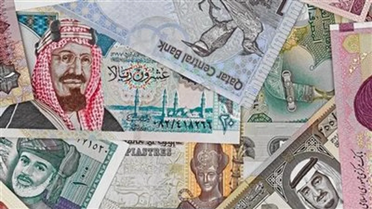 أسعار العملات العربية والأجنبية تتقلب في تحديثات الأسواق اليوم